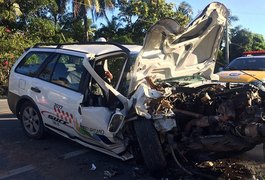 Taxista fica ferido ao colidir carro contra poste na AL-101 Norte