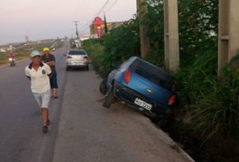 Motorista perde controle da direção e carro cai em vala na AL-220