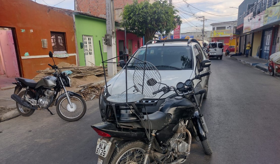 Idoso fica ferido após colidir moto que conduzia em carro, em Arapiraca