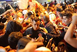 Mesmo sem Paolo Guerrero, torcida recebe Inter com festa em Porto Alegre