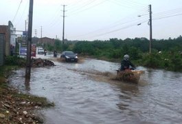 Alagamentos causam transtornos para moradores do bairro Olho d'Água dos Cazuzinhos, em Arapiraca