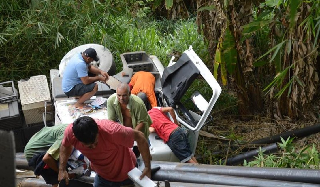 Carreta carregada de ferro tomba na BR-101 em Alagoas