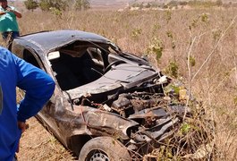 Homem com sinais de embriaguez capota carro e é socorrido para a UE, em Arapiraca