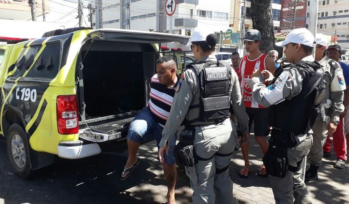 Dupla assalta passageira de ônibus e é detida em seguida na Pajuçara