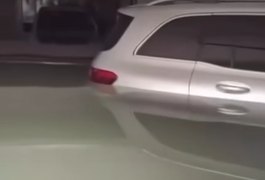 Fortes chuvas invadem prédio de alto padrão e destroem carros na garagem, em Maceió