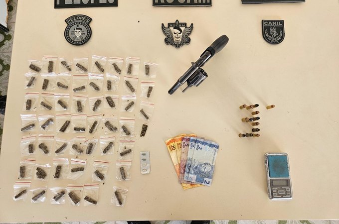 Polícia Militar apreende drogas, arma e munições em residência no bairro Canafístula, em Arapiraca