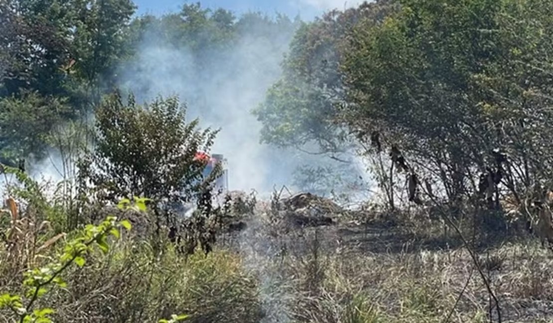 Incêndio atinge terreno dos Correios, fumaça invade área de casas e assusta moradores, em Maceió