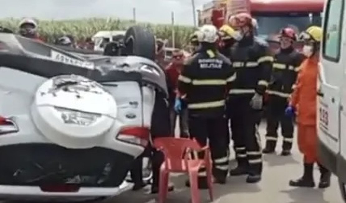 Colisão entre dois carros deixa motorista preso às ferragens, em Maceió