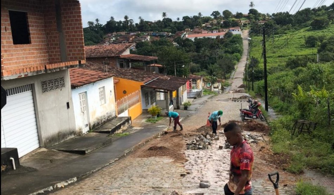 Secretaria de Serviços Públicos recupera ruas de Penedo