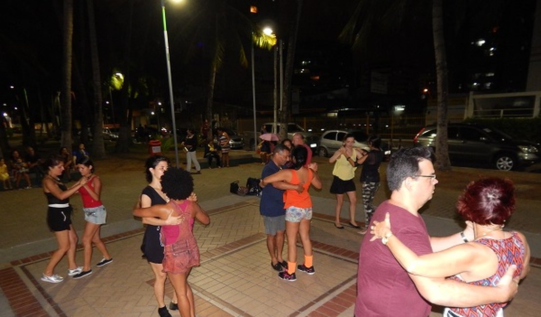 III Baile na Praça promove gratuitamente danças de salão na Ponta Verde