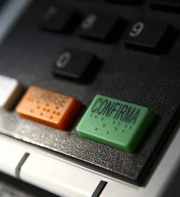 IA e vídeos falsos superam fake news como maior ameaça à democracia
