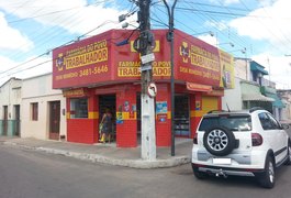 Motoqueiro assalta farmácia do trabalhador em Arapiraca