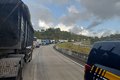 Carreta tomba na BR-101, em Junqueiro, e trecho da rodovia fica interditado