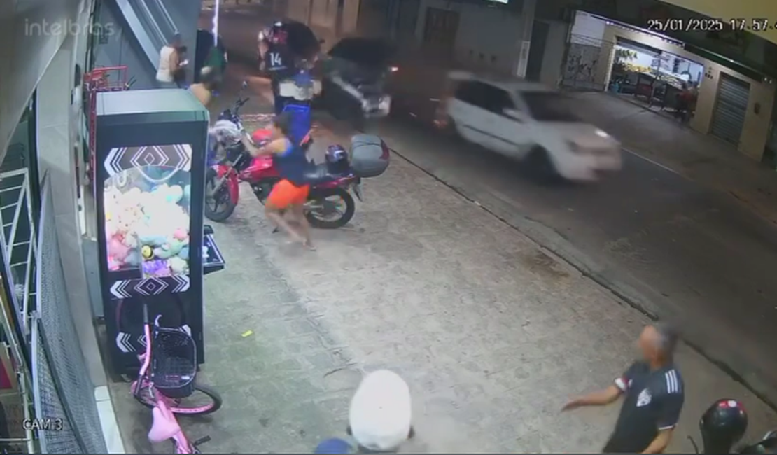 VÍDEO: Motorista provoca acidente fatal na entrada de estabelecimento comercial em Maceió; duas pessoas ficaram feridas