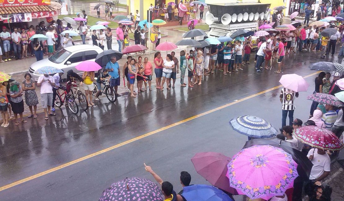 População lota as ruas de Arapiraca para aguardar a Tocha Olímpica