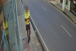 VÍDEO: Ladrão é flagrado quebrando vidraça de loja para furtar pares de calçados no Centro de Arapiraca