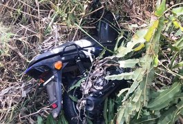 Motocicleta roubada é encontrada abandonada em matagal no bairro Primavera, em Arapiraca