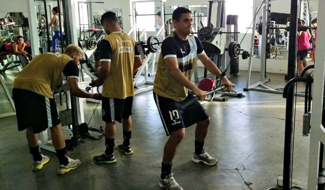 Alvinegros realizam treinos intensos no estádio e na academia