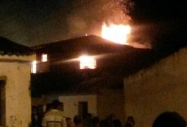 Incêndio em residência assusta vizinhança no bairro Caititus, em Arapiraca
