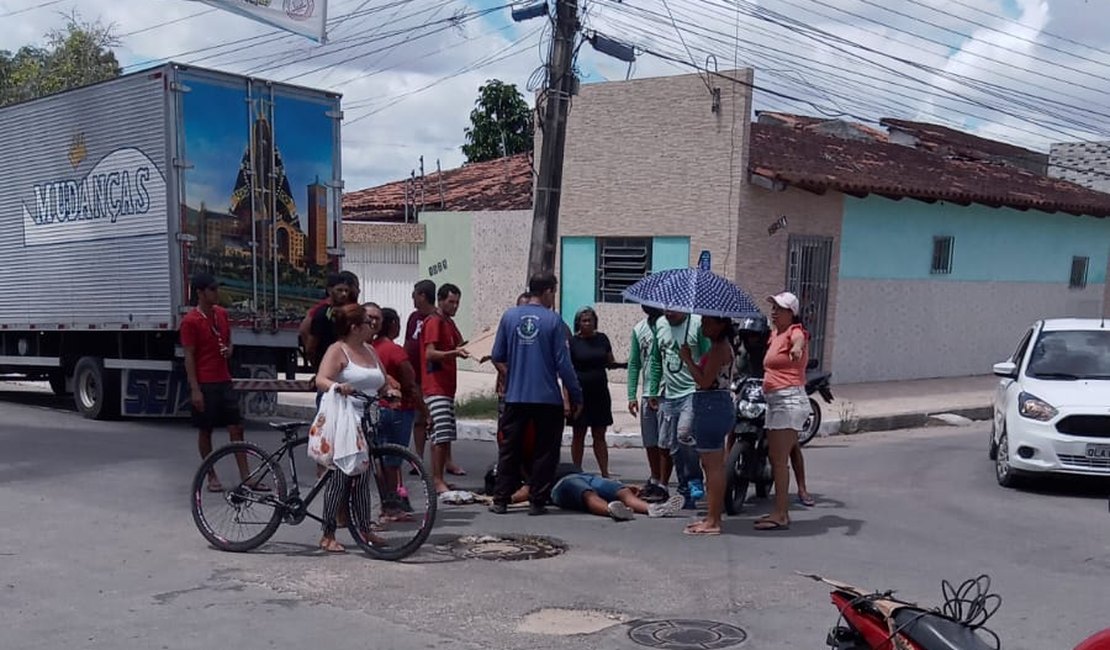 Motociclista bate em caminhão de mudanças em cruzamento e fica ferido em Arapiraca