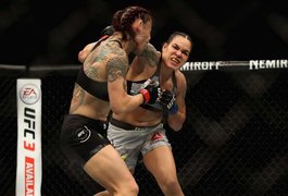 Amanda Nunes nocauteia Cyborg e vira 1ª mulher campeã de duas categorias no UFC