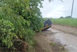 Viatura da PRF com três agentes capota após aquaplanar em Teotônio Vilela