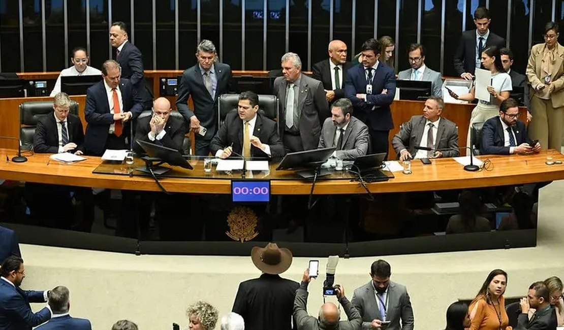 Congresso derruba veto de Lula à dosimetria e beneficia Bolsonaro