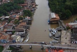 Ladrões roubam barco de padre, o jogam no rio, mas voltam para resgatá-lo