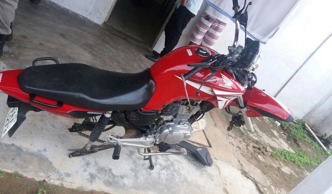 Força Tática apreende arma e recupera moto roubada em Coité do Nóia