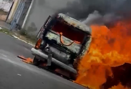 Kombi fica em chamas na região central de Delmiro Gouveia