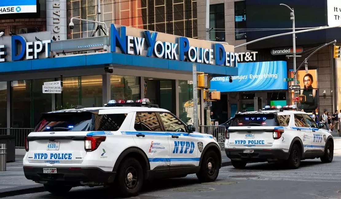 Mulher esfaqueia duas pessoas e é baleada pela polícia na Times Square, em Nova York