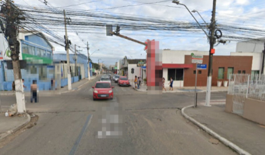 Colisão entre carro e moto na Rua São Francisco deixa condutora ferida