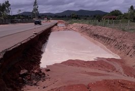 Cratera se abre na AL-115 após chuvas que atingiram o estado nesta sexta