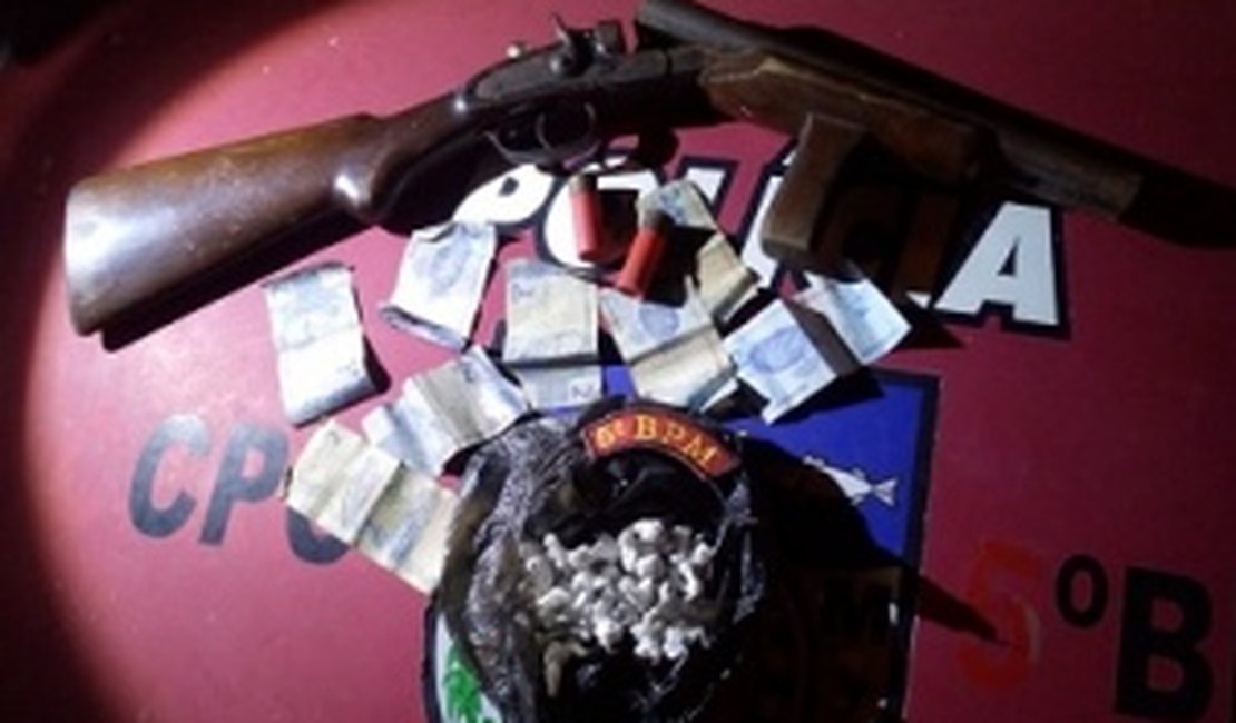 Polícia prende suspeito de tráfico com 84 bombinhas de maconha e apreende arma