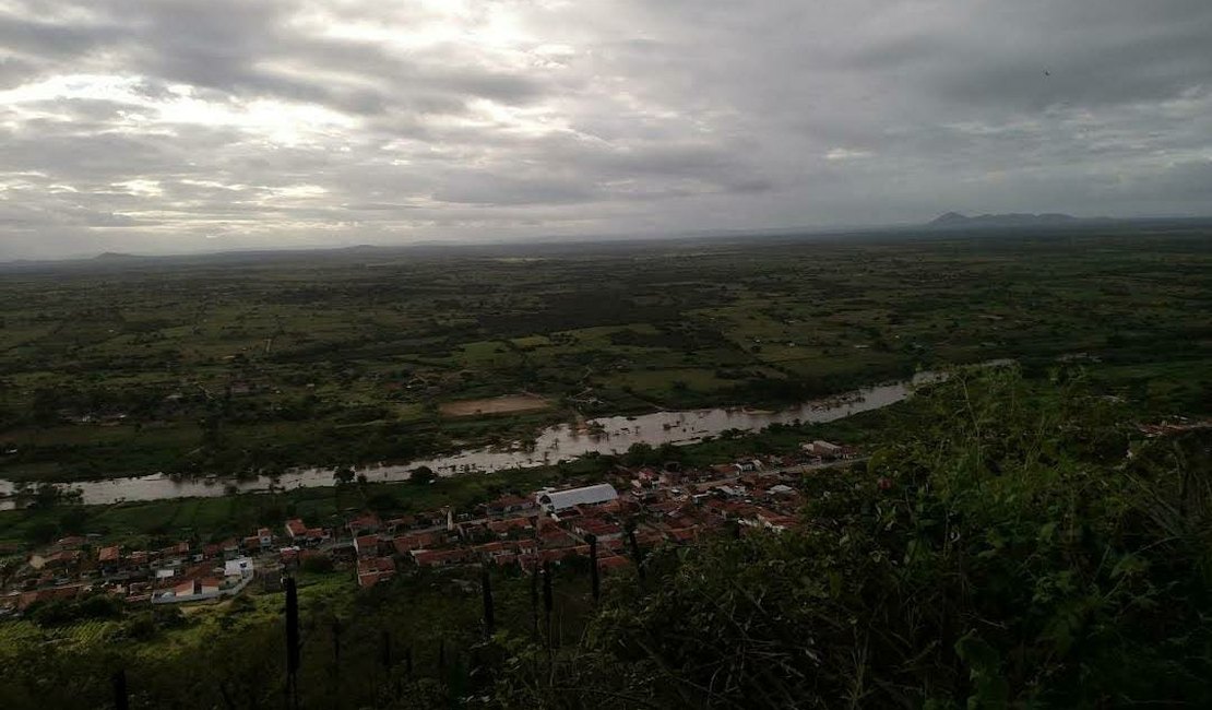 Jovem dá à luz em casa após nível de rio subir e bloquear acesso para povoado no interior de Alagoas