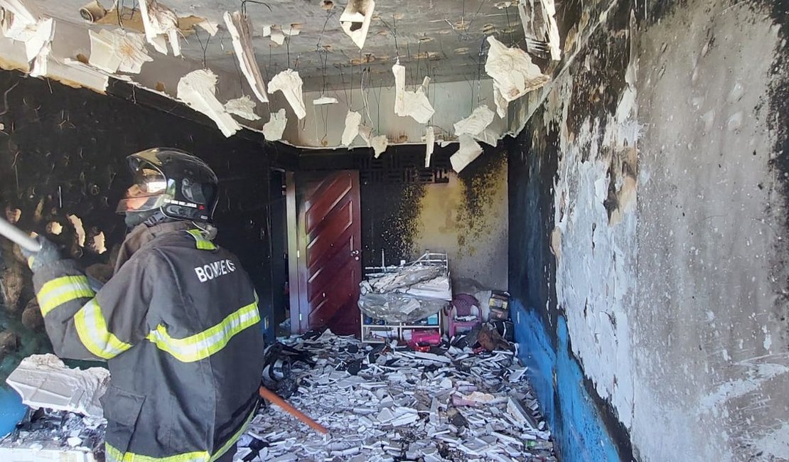 Homem tem surto é ateia fogo em residência