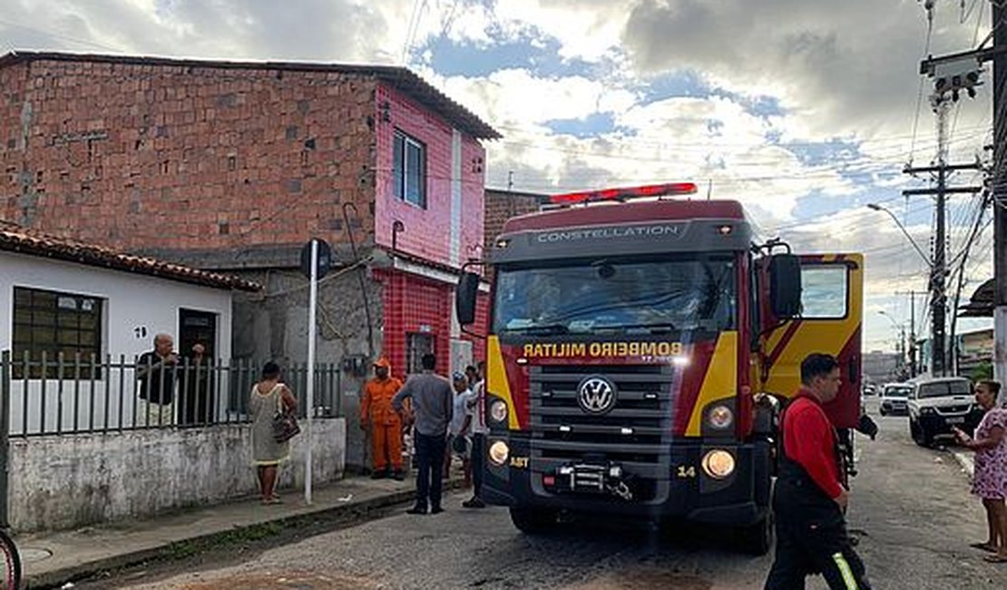 Fogo em geladeira causa princípio de incêndio em residência em Maceió