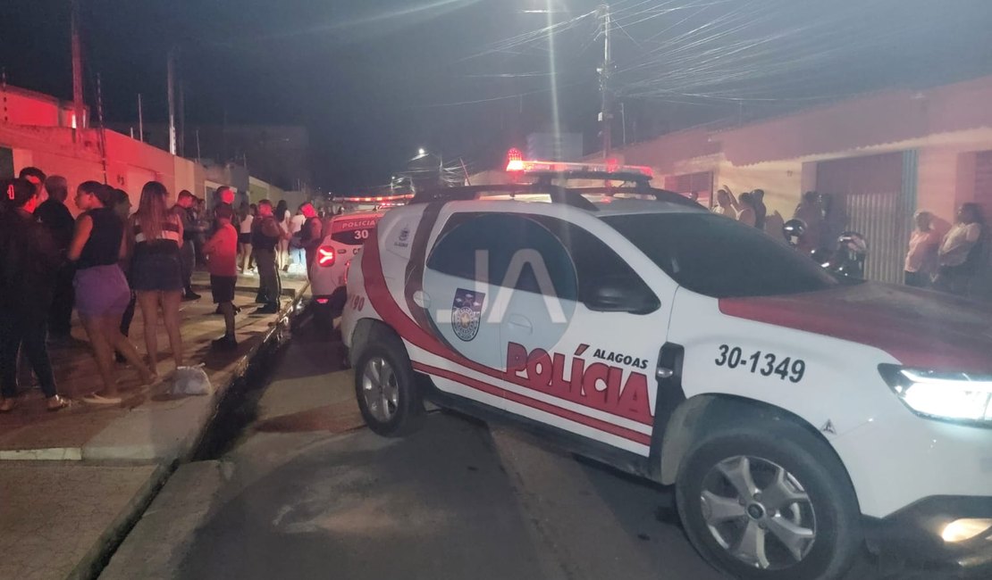 Homem é morto com mais de 10 tiros enquanto aguardava jantar na porta da casa de amigo, em Arapiraca