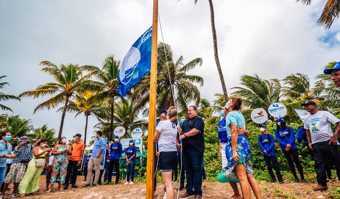 Certificação turística internacional bandeira Azul é hasteada na praia do Patacho, em Porto de Pedras