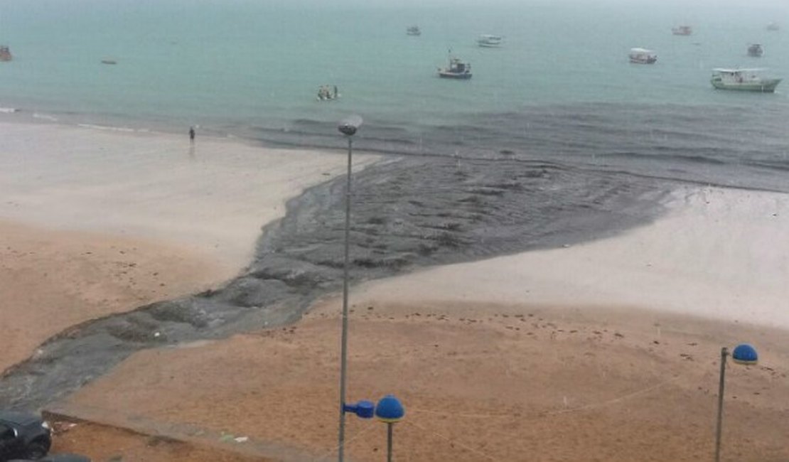 Descaso: esgoto invade mar de Maragogi e provoca mancha escura