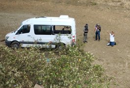 Van de transporte complementar com nove passageiros capota após deixar Arapiraca