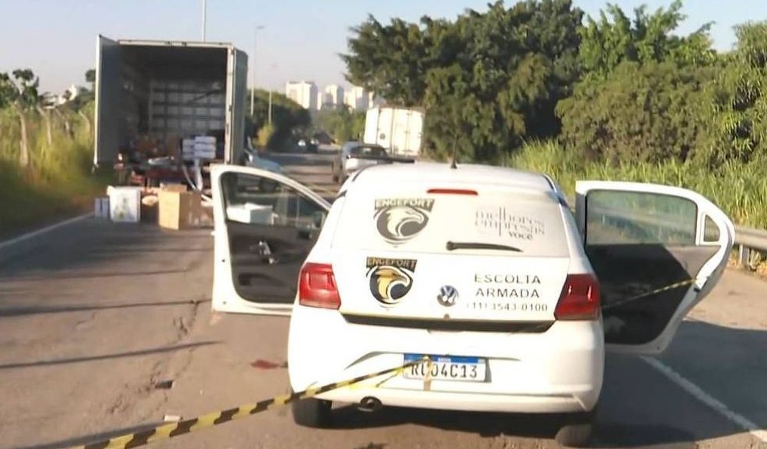 Ladrões atacam caminhão com canetas emagrecedoras, trocam tiros com escolta e levam motorista refém