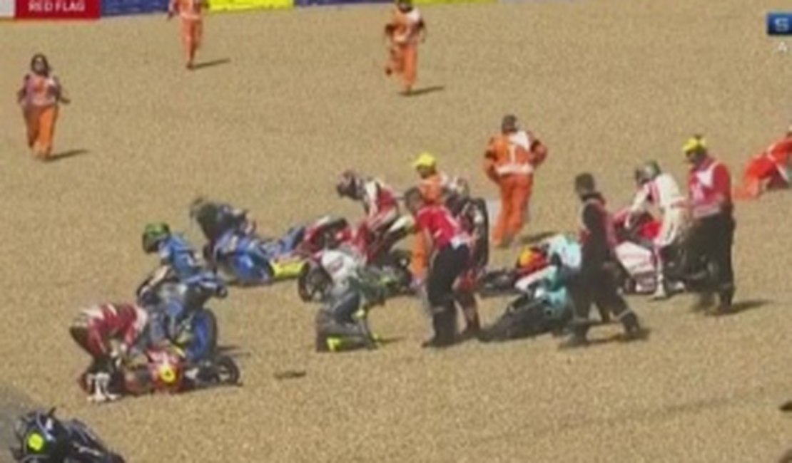 Dezessete pilotos da Moto3 se envolvem em acidente