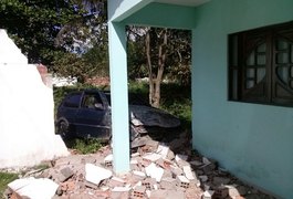 Motorista perde controle de veículo e colide contra muro de residência no Povoado Pau D’arco