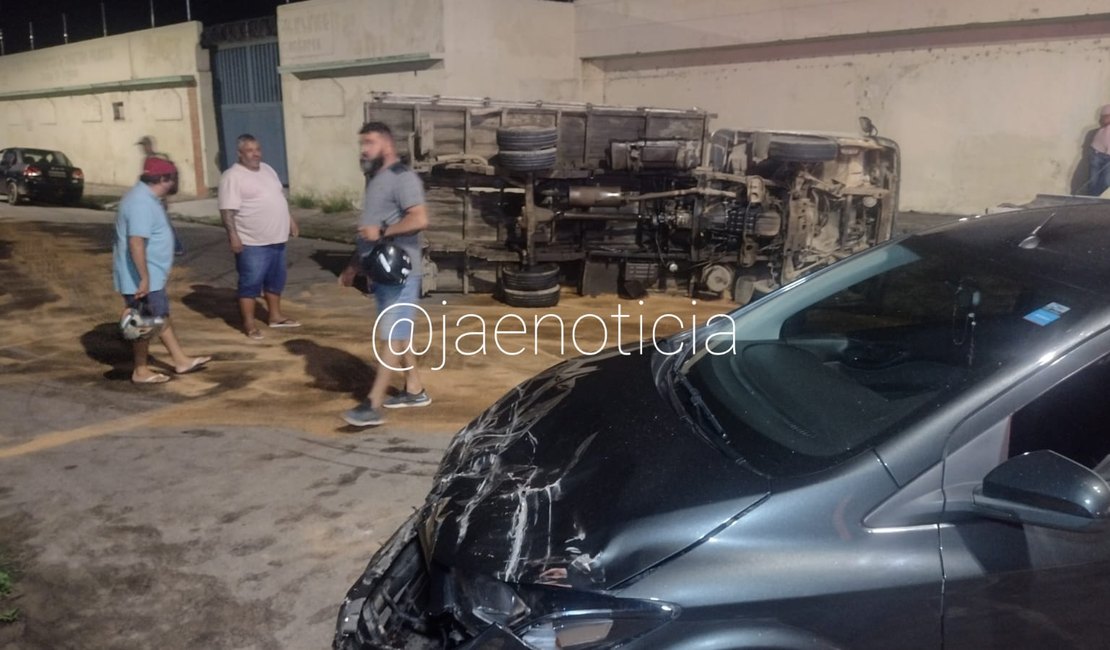 Condutora não respeita sinalização, avança com carro e colide em caminhão no Centro de Arapiraca