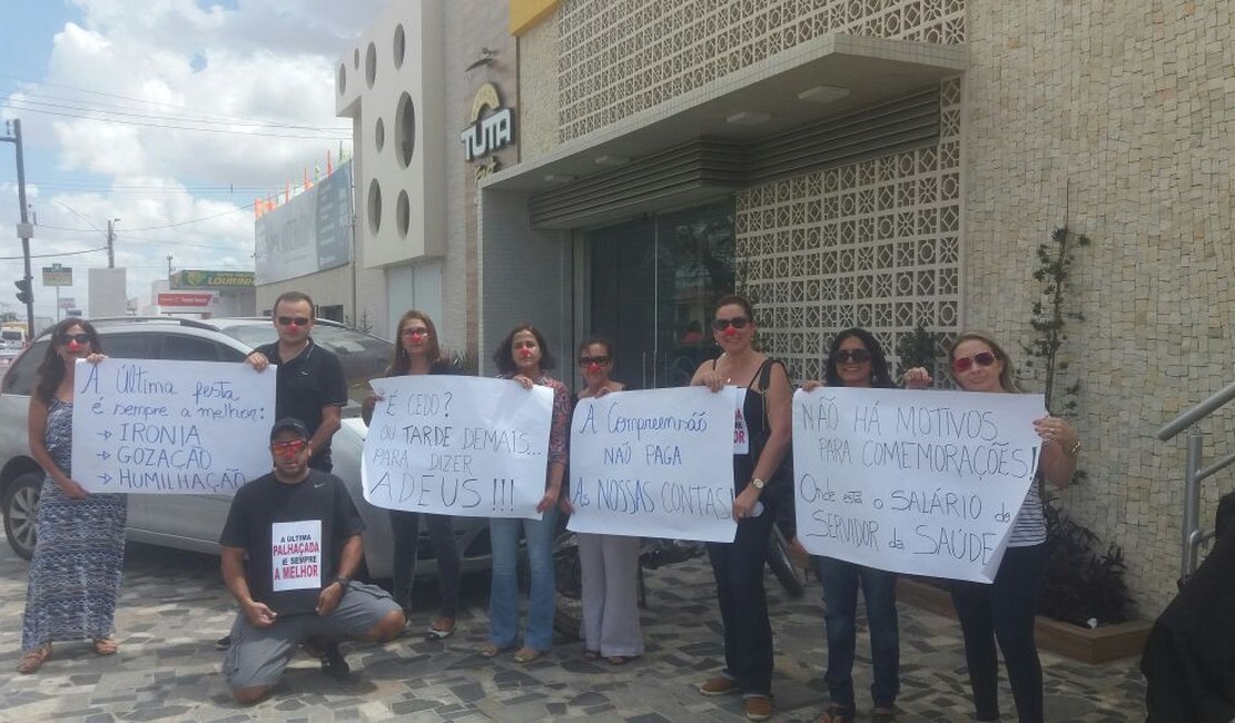 Servidores protestam durante festa de despedida de secretário de Arapiraca