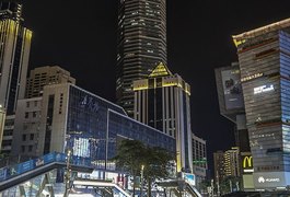 Após tremer, arranha-céu de 291 metros é evacuado na China