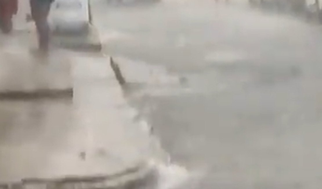 Vídeo. Veículo é submerso pela águas da chuva no Alto do Cruzeiro em Arapiraca