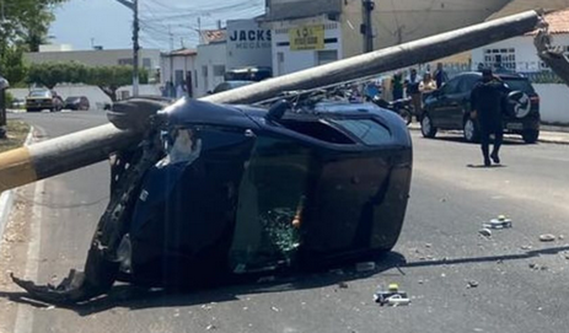 Motorista escapa sem ferimentos de forte batida de carro contra poste em Delmiro