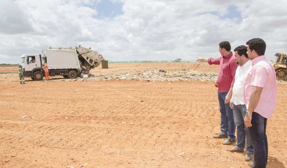 Marcelo visita CTR do Agreste e comemora fim do lixão em Limoeiro de Anadia